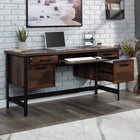 Sauder 60"W La Collection Briarbrook Bureau - Finition Barrel Oak-   La moulure rabattable révèle une étagère coulissante pour clavier/souris