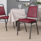 Flash Furniture – Chaise empilable à dossier trapèze, siège 2,5 po, argenté avec tissu bourgogne (FDBHF1SVBY)-Siège et dossier rembourrés
