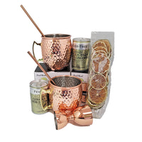 Dolce & Gourmando Coffret Moscow Mule-Livré avec deux verres à cocktail martelés en cuivre, deux pailles en métal en cuivre, une bière au gingembre Fever Tree, un doseur en cuivre et une garniture d'agrumes