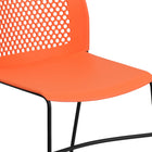 Chaise empilable orange HERCULES à dossier ventilé et à base traîneau enduite de poudre noire avec une capacité de 661 lb-Conception à dossier et siège en plastique orange aux contours ergonomiques