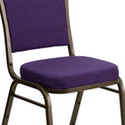 Flash Furniture – Chaise banquet empilable Hercules à dossier couronne avec cadre au fini doré et tissu violet, 4/pqt-Rembourrage en tissu violet