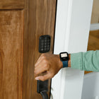 Yale - 450 Assure Lock 2 Plus avec clés Apple Home - Suède noir-Avec la réserve d'énergie, vous pouvez toujours utiliser les touches d'accueil de votre iPhone pendant des heures après que votre téléphone ait besoin d'être rechargé