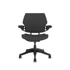 Humanscale - Chaise de travail Freedom - Grise-Le mécanisme d’inclinaison intelligent du Freedom offre automatiquement un support adapté à chaque utilisateur et favorise l’exécution de mouvements sains et spontanés tout au long de la journée. Dépourvu de boutons ou de manettes difficiles à manier et de réglages manuels, le Freedom rend la position assise dynamique plus simple.