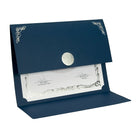 St. James® – Porte-certificat Elite à médaillon, à pli, lin, bleu marine avec médaillon argent, paq./5-12 1/2 po x 9 1/4 po