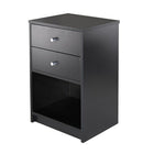 Winsome – Table d’appoint Ava avec 2 tiroirs, noir-Table idéale pour vos accessoires de nuit essentiels grâce à ses deux tiroirs et son caisson de rangement ouvert. Noir avec garnitures argentées. Dimensions globales de la table : 23,74 haut. x 15,75 larg. x 12,68 prof. (po). Dimensions du dessus : 15,75 larg. x 11,80 prof. (po). Dimensions internes du tiroir : 3,75 haut. x 12,75 larg. x 9,68 prof. (po). Dimensions du caisson ouvert : 9,3 haut. x 14,25 larg. x 11,06 prof. (po). Placage noir sur bois composi