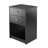 Winsome – Table d’appoint Ava avec 2 tiroirs, noir-Table idéale pour vos accessoires de nuit essentiels grâce à ses deux tiroirs et son caisson de rangement ouvert. Noir avec garnitures argentées. Dimensions globales de la table : 23,74 haut. x 15,75 larg. x 12,68 prof. (po). Dimensions du dessus : 15,75 larg. x 11,80 prof. (po). Dimensions internes du tiroir : 3,75 haut. x 12,75 larg. x 9,68 prof. (po). Dimensions du caisson ouvert : 9,3 haut. x 14,25 larg. x 11,06 prof. (po). Placage noir sur bois composi