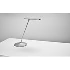 Lampe de travail Humanscale Horizon 2.0-Un contrepoids interne et des rotules en acier réglables permettent au bras unique d'Horizon d'être déplacé sans effort. Le luminaire a une portée impressionnante de 15 ", permettant à la lumière d'être dirigée exactement là où elle est nécessaire.