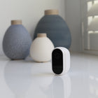 Caméra de sécurité Swann sans fil 1080p avec panneau de charge solaire et support extérieur - Blanc-Sachez que les personnes chères sont en sécurité, avec reconnaissance faciale pour lancer l'enregistrement et notifications personnalisées
