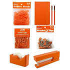 JAM Paper – Trousse de bureau complète, orange (338756Cor)-Comprend un cahier de notes, des stylos, des pince-notes, des agrafes, des trombones, des bandes élastiques, un dévidoir de ruban et une agrafeuse