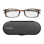 ThinOptics - Lunettes de lecture FrontPage Brooklyn - Force +2,00 - Tortue avec étui noir Milano-Confort : Les lunettes de lecture ThinOptics sont légères comme une plume. Ils s’agrippent avec une légère pression et peuvent être déplacés vers le haut ou vers le bas de votre nez pour un ajustement et un confort optimaux.