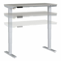 Bureau assis-debout à hauteur réglable 48 po x 24 po Move 40 Series de Bush Business Furniture - gris platine/gris métallique-Le bureau assis-debout électrique à hauteur réglable est doté d’un piètement motorisé et d’un plateau 48L x 24P avec système de gestion des câbles intégré