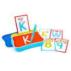 Educational Insights - Centre de traçage lumineux - Multicolore-Illuminez le plateau d’apprentissage ! La façon amusante de s'entraîner à écrire des lettres et des chiffres ! Choisissez une carte, puis utilisez le stylet inclus pour copier cette forme dans le sable, créant ainsi une lettre ou un chiffre lumineux et lumineux. L'ensemble comprend un plateau de traçage de sable LED autonome avec couvercle ; 18 cartes recto-verso comportant des lettres, des chiffres et des motifs à copier ; et stylet