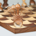 Umbra Jeu d'échec Wobble-Cet échiquier est un beau cadeau, pour vous même ou pour votre entourage. Il décore et ravit quand on joue avec.