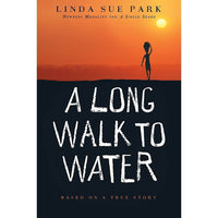 Houghton Mifflin Harcourt "Une longue marche vers l'eau: basé sur une histoire vraie", livre 5e - 9e année-Ce double récit fascinant suit deux fils - l'un se déroulant en 2008 et l'autre en 1985 - avec un message plein d'espoir : que même dans un pays troublé, des survivants déterminés peuvent trouver l'avenir qu'ils espèrent