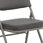 Chaise pliante HERCULES à triple entretoise et double charnière incurvée en tissu gris et métal gris-Siège rembourré de 2,5 po d'épaisseur avec mousse CAL 117