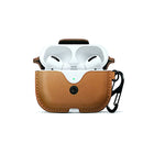 Twelve South Leather AirSnap Pro pour AirPods Pro - Cognac-Le clip en métal incorporé maintient AirSnap en contact avec votre sac ou votre sac à dos.