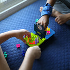 Educational Insights - Kanoodle tête à tête-Comprend un plateau de puzzle à 2 joueurs avec couvercle, 16 pièces de puzzle (8 pour chaque joueur), 40 cartes de défi recto-verso (80 puzzles !), et le guide du jeu