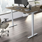 Bureau assis-debout à hauteur réglable 72 po x 30 po Move 40 Series de Bush Business Furniture - hickory moderne/gris métallique-Le plateau durable en stratifié thermofusionné offre une résistance supérieure aux taches, aux rayures et aux autres dommages esthétiques