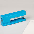 JAM PAPER - Agrafeuse de bureau moderne, Bleu-Taille : 6 x 2,5 x 1,125 pouces