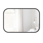 Miroir mural rectangle Umbra Hub noir-Ce miroir au contour caoutchouc fait partie d'une collection avec des miroirs ronds et ovals, naturels ou teintés cuivre
