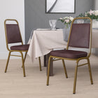 Flash Furniture – Chaise de banquet empilable avec dossier en trapèze fini en vinyle brun et structure dorée HERCULES, 4/paq.-Ensemble de 4 chaises de banquet polyvalentes