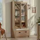 Sauder - 432891 La Collection Dixon City Bibliothèque - Finition Brushed Oak - 2 boîtes-Deux étagères réglables et une étagère fixe derrière d'élégantes portes coulissantes en verre trempé de sécurité.