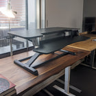 AnthroDesk Rehausseur de bureau debout 35" (Modèle Deluxe à double ressort à gaz)-Dimensions du produit : 35 po x 24.2 po x 3.5 po-19.7 po
