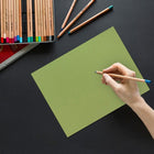 JAM Paper - Papier mat - 8,5" x 11" - 28 lb. Vert olive - 50 feuilles/paquet-Quantité : 50 par paquet | Beaucoup de papier pour un gros projet ou pour durer longtemps.