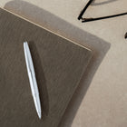 A.T. Cross - ATX Stylo à bille roulante, chrome-Les produits Cross sont incontestablement garantis contre les bris mécaniques et tous les instruments d’écriture sont couverts par une garantie à vie. 
