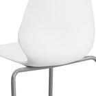 Flash Furniture - Chaise empilable blanche de la série HERCULES d’une capacité de 770 lb avec soutien lombaire et cadre argenté-Le dossier courbé au design rétro moderne soutient le bas du dos.