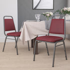 Flash Furniture – Chaise banquet empilable Hercules à dossier trapézoïdal, structure au fini argenté et vinyle bourgogne, 4/pqt-Dossier et siège rembourrés