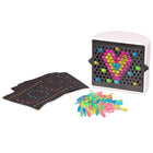 Jeu de société miniature Lite Brite-Livré avec 70 chevilles colorées et quatre modèles de conception.