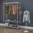 Présentoir à vêtements à roulettes à 3 niveaux TRINITY EcoStorage, Chrome (TBFZ-2707)-Une (1) barre latérale avec quatre (4) crochets: Capacité de charge totale de 4,5 kg (10 lb)