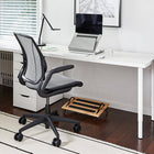 Repose-Pieds Inclinable Humanscale FM100-Le FM100 est doté de coussinets antidérapants qui aident à garder les pieds de l'utilisateur en place pendant l'utilisation. Cette caractéristique de conception simple permet à l'utilisateur de se concentrer sur la tâche à accomplir plutôt que sur le réajustement de la machine à pied.