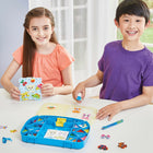 Aquabeads - Étui de transport pour débutants, kit complet de perles d'art et d'artisanat pour enfants – Plus de 900 perles-L'ensemble complet comprend tout ce dont votre enfant a besoin pour concevoir et créer des créations de perles uniques. L'étui de transport pour débutants comprend plus de 900 perles solides, bijoux et étoiles dans 24 couleurs vives, un plateau rabattable, un pulvérisateur, un stylo à perles double face, une base de création avec des piquets design et une palette de perles qui sert égal