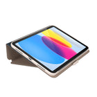 Étui folio Speck Balance pour iPad (A16/10e génération) - Lait d'amande/Moka/Charbon-La protection magnétique de l'appareil photo se met en place par pression