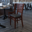 Flash Furniture – Chaise de restaurant en bois, dossier à barreaux, fini noyer, siège en vinyle noir (XUDGW018WALBKV)-Mousse ignifuge CA117