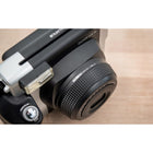 Fujifilm – Appareil photo Instax Wide 300-Objectif rétractable, 2 composants, 2 éléments, f = 95 mm, 1:14 - Détecteur d’image réelle, 0,37 x, avec repérage ciblé - Commutation motorisée deux gammes (0,9 m à 3 m/3 m et plus) Mode normal (0,9 m à 3,0 m) Mode paysage (3,0 m et plus)
