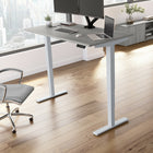 Bureau assis-debout à hauteur réglable 60 po x 30 po Move 40 Series de Bush Business Furniture - gris platine/gris métallique-Le plateau durable en stratifié thermofusionné offre une résistance supérieure aux taches, aux rayures et aux autres dommages esthétiques