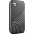Western Digital - Disque SSD externe My Passport 1 To USB 3.2 - Gris-Construction durable : Dispose d’un design métallique audacieux qui est suffisamment résistant pour gérer tout ce qui se présente à vous. Sa construction résistante aux chocs et aux vibrations résiste à des chutes allant jusqu’à 1,98 m (6,5 pi)
