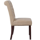 Chaise Parsons LeatherSoft beige HERCULES avec dossier roulé, garniture pour clous décoratifs et finition couleur noyer-Bouton touffeté roulé