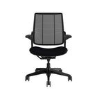 Humanscale Siège Diffrient - S413BM10CF10-Dépourvue de commandes manuelles, Diffrient Smart possède un design épuré et distinctif. Son dossier incurvé en fait la solution idéale pour n’importe quel environnement de travail exclusif. Avec ses lignes marquées au niveau du dossier et sa résille solide garantissant un excellent support, il convient parfaitement aux aménagements modernes et dynamiques.