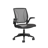 Humanscale - Fauteuil fonctionnel intelligent Diffrient World -Le Diffrient World fait appel aux lois de la physique et au poids de l’utilisateur pour lui apporter automatiquement et à tout moment le niveau d’inclinaison qui lui convient. Son système d’inclinaison innovant dépourvu de mécanisme soulève deux pièces de la structure du siège pour apporter un support automatique, équilibré et optimal sur l’ensemble des mouvements qu’il effectue.