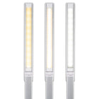 Lampe de bureau à DEL Entice à chargement sans fil OttLite - Blanc-Abat-jour et bras en métal argenté avec base en plastique ABS blanc