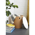 Umbra Tabouret de rangement Woodrow naturel/blanc-La finition en bois naturel de ce tabouret de rangement ajoute une chaleur subtile et neutre à sa forme géométrique contemporaine