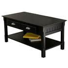 Winsome – Table basse Timber, tiroirs/tablette, noir-Deux tiroirs de rangement et une tablette ouverte; côtés fermés et pattes simples sculptées