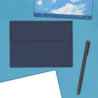 JAM Paper Enveloppes format livret avec fermeture gommée, 4 3/4 x 6 1/2 po, bleu marine, 1000/paquet-Ouverture : latérale