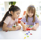 Educational Insights - Pete le chat®, j'aime mon jeu de chaussures blanches-Comprend : 4 planches Pete the Cat, randomiseur de couleur de guitare en plastique, 16 jetons colorés et plateau de jeu.