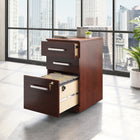Sauder - La Collection Affirm Caisson mobile à 3 tiroirs - Finition Classic Cherry-Le tiroir inférieur verrouillable, doté de glissières à extension complète, peut contenir des fichiers suspendus de format Lettre ou A4.