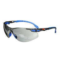Lunettes de protection Solus 3M avec verres antibuée Scotchgard gris, S1102SGAF-Le Revêtement antibuée Scotchgard dure plus longtemps que les revêtements antibuée traditionnels, contribuant ainsi à accroître le rendement des lunettes dans les milieux humides et embués